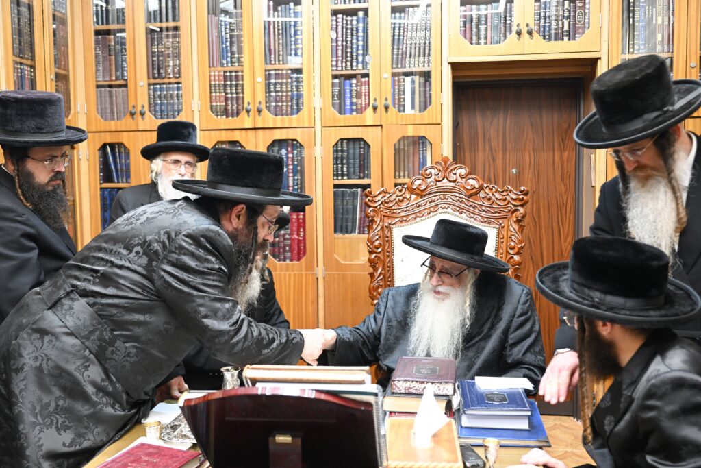 גלריה: קבלת קהל לקראת הימים הנוראים במעונו של האדמו"ר מצאנז גלריה: קבלת קהל לקראת הימים הנוראים במעונו של האדמו"ר מצאנז
