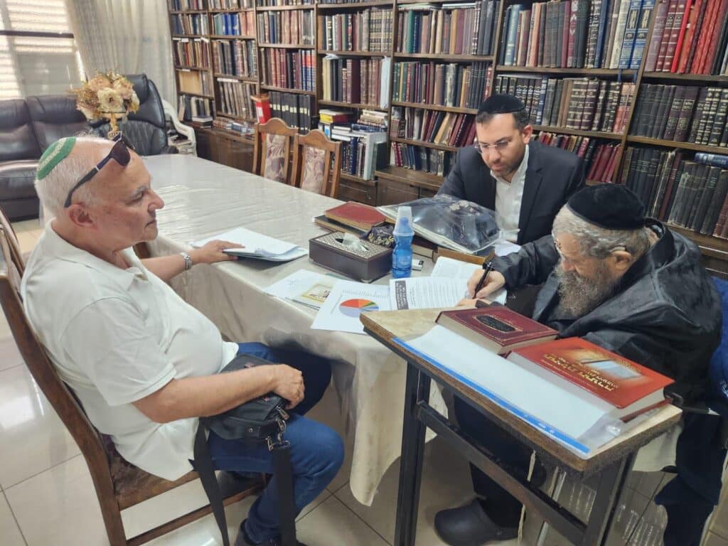 ראשי המועצה לענף הלול אצל גדולי ישראל במסגרת המערכה להישמר מרכישת ביצים בלתי מפוקחות ראשי המועצה לענף הלול אצל גדולי ישראל במסגרת המערכה להישמר מרכישת ביצים בלתי מפוקחות