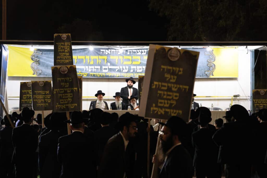 עצרת מחאה מול חומות כלא 10: "לא מעניינים אותם חיילים" עצרת מחאה מול חומות כלא 10: "לא מעניינים אותם חיילים"
