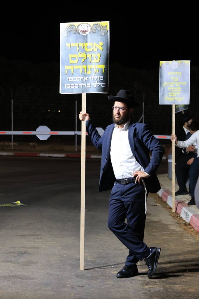 עצרת מחאה מול חומות כלא 10: "לא מעניינים אותם חיילים" עצרת מחאה מול חומות כלא 10: "לא מעניינים אותם חיילים"