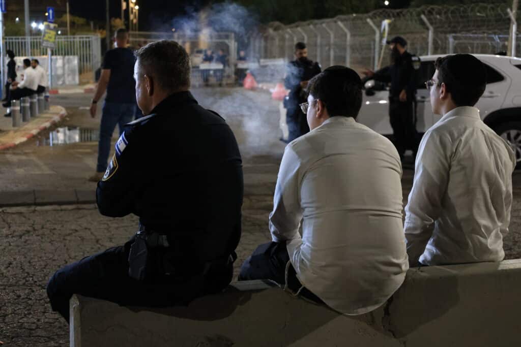 עצרת מחאה מול חומות כלא 10: "לא מעניינים אותם חיילים" עצרת מחאה מול חומות כלא 10: "לא מעניינים אותם חיילים"