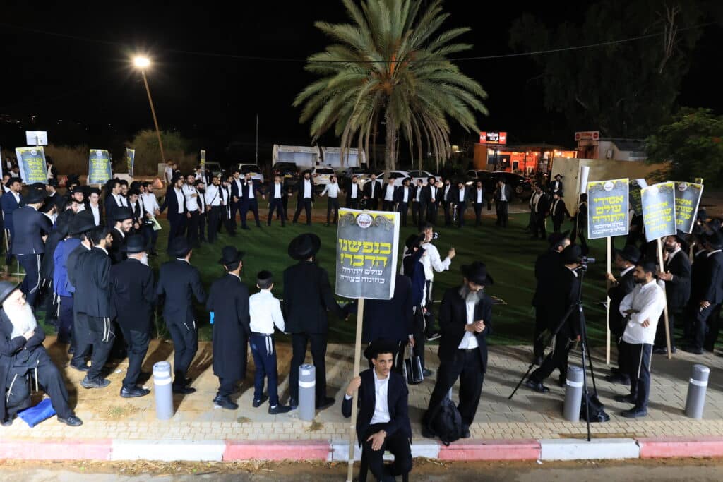 עצרת מחאה מול חומות כלא 10: "לא מעניינים אותם חיילים" עצרת מחאה מול חומות כלא 10: "לא מעניינים אותם חיילים"