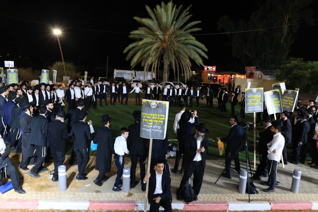 עצרת מחאה מול חומות כלא 10: "לא מעניינים אותם חיילים" עצרת מחאה מול חומות כלא 10: "לא מעניינים אותם חיילים"