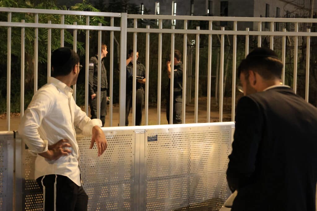 עצרת מחאה מול חומות כלא 10: "לא מעניינים אותם חיילים" עצרת מחאה מול חומות כלא 10: "לא מעניינים אותם חיילים"