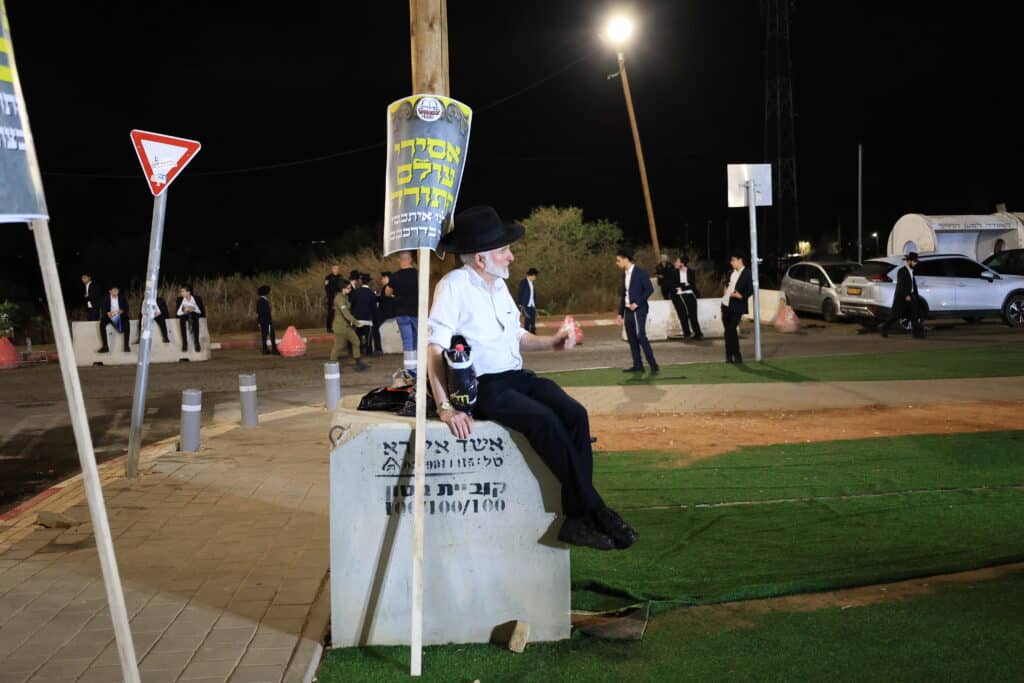 עצרת מחאה מול חומות כלא 10: "לא מעניינים אותם חיילים" עצרת מחאה מול חומות כלא 10: "לא מעניינים אותם חיילים"