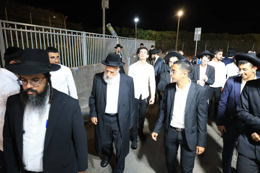 עצרת מחאה מול חומות כלא 10: "לא מעניינים אותם חיילים" עצרת מחאה מול חומות כלא 10: "לא מעניינים אותם חיילים"