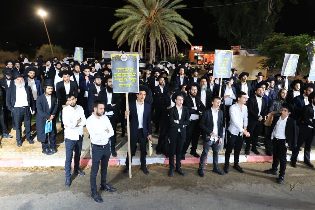 עצרת מחאה מול חומות כלא 10: "לא מעניינים אותם חיילים" עצרת מחאה מול חומות כלא 10: "לא מעניינים אותם חיילים"