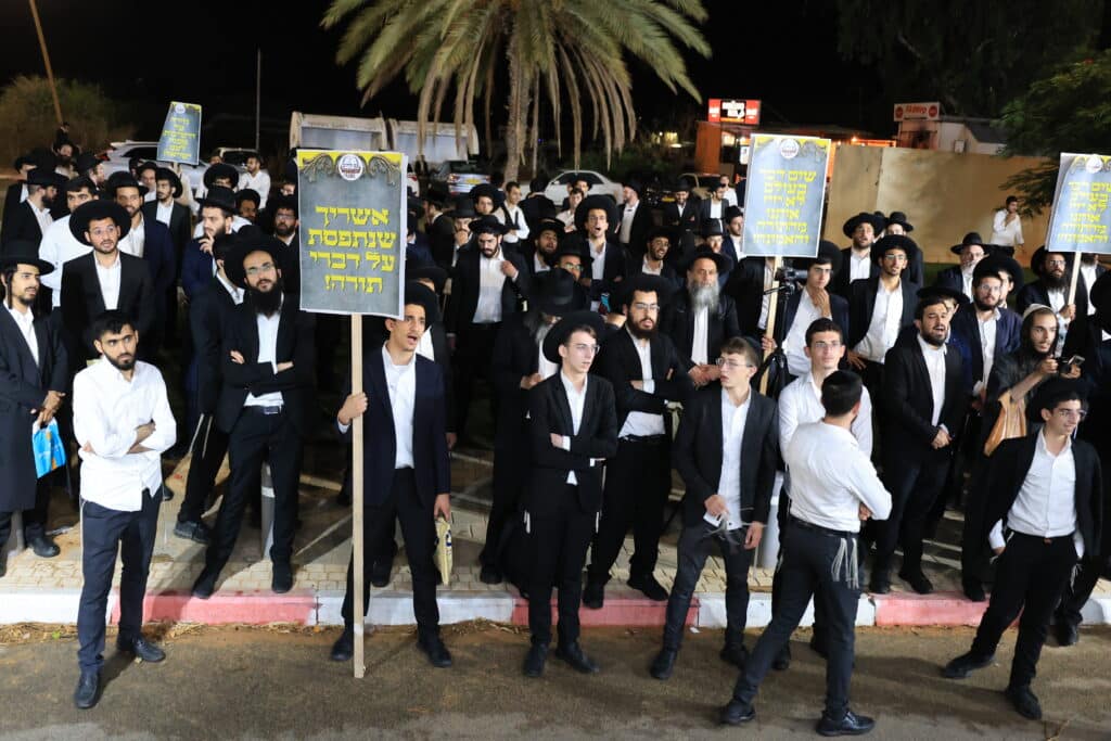 עצרת מחאה מול חומות כלא 10: "לא מעניינים אותם חיילים" עצרת מחאה מול חומות כלא 10: "לא מעניינים אותם חיילים"