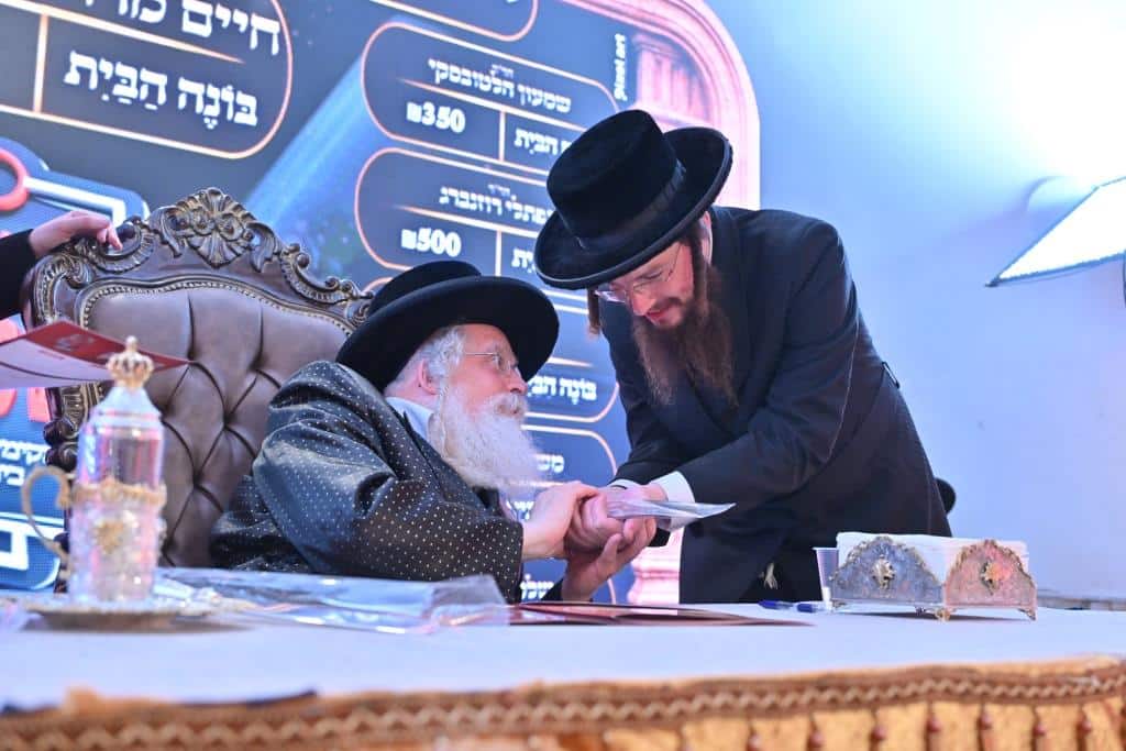צעד נדיר: האדמו"ר חתך מהקיטל של זקינו - לגארטלעך לתורמים צעד נדיר: האדמו"ר חתך מהקיטל של זקינו - לגארטלעך לתורמים