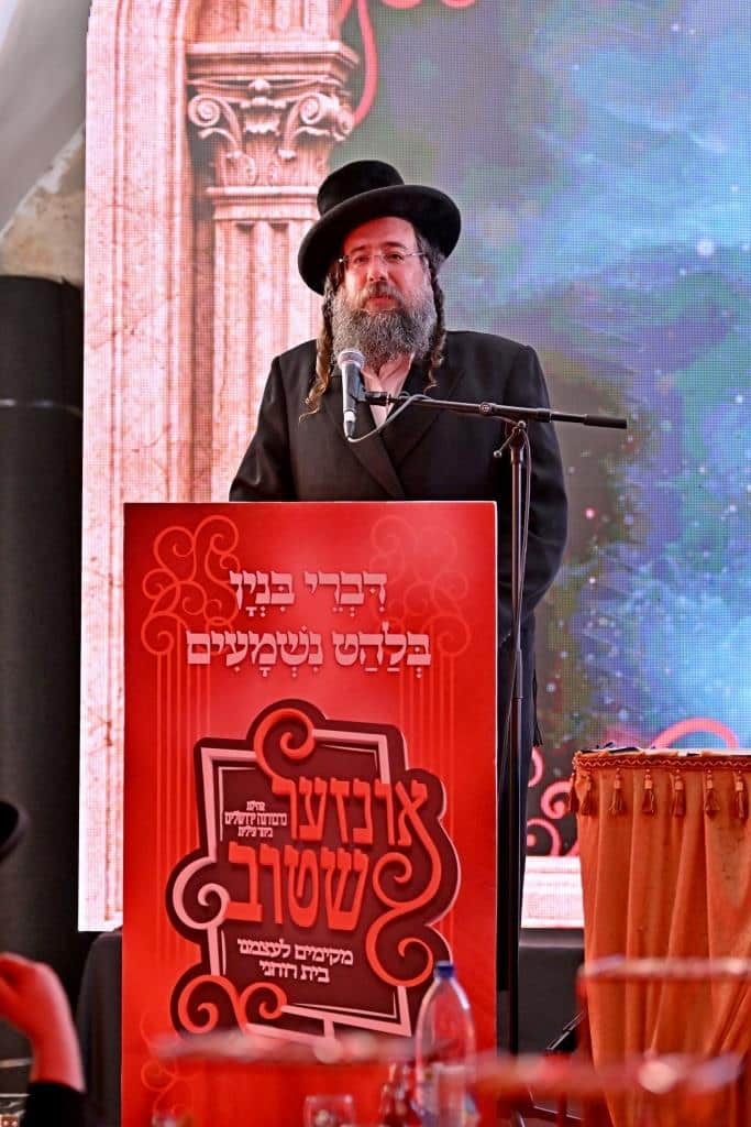 צעד נדיר: האדמו"ר חתך מהקיטל של זקינו - לגארטלעך לתורמים צעד נדיר: האדמו"ר חתך מהקיטל של זקינו - לגארטלעך לתורמים