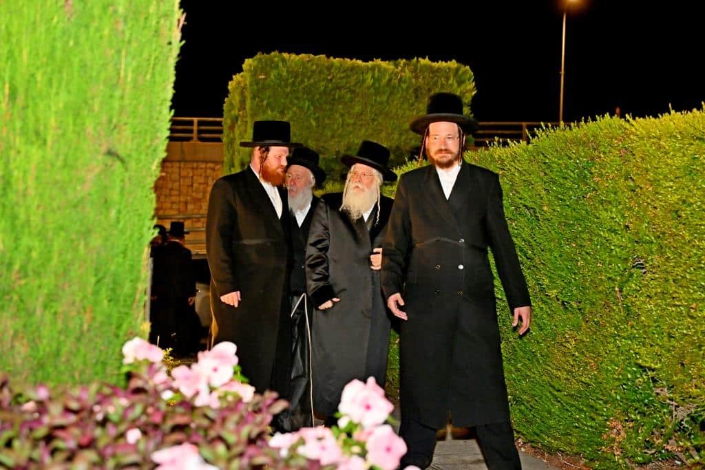 צעד נדיר: האדמו"ר חתך מהקיטל של זקינו - לגארטלעך לתורמים צעד נדיר: האדמו"ר חתך מהקיטל של זקינו - לגארטלעך לתורמים