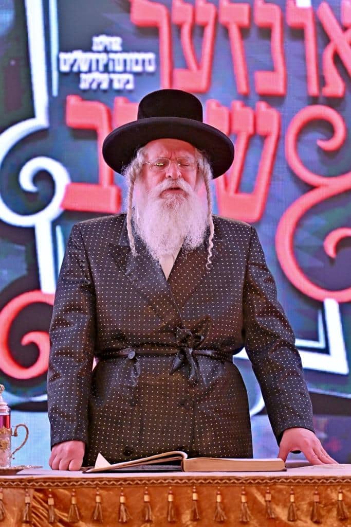 צעד נדיר: האדמו"ר חתך מהקיטל של זקינו - לגארטלעך לתורמים צעד נדיר: האדמו"ר חתך מהקיטל של זקינו - לגארטלעך לתורמים