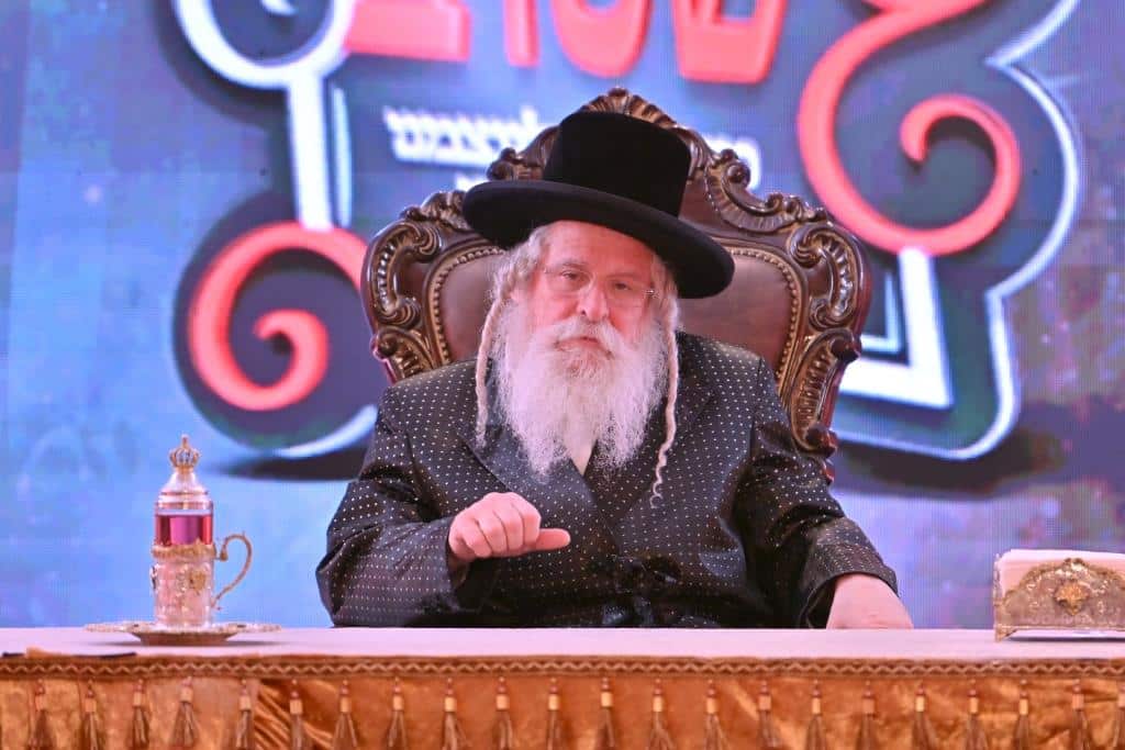 צעד נדיר: האדמו"ר חתך מהקיטל של זקינו - לגארטלעך לתורמים צעד נדיר: האדמו"ר חתך מהקיטל של זקינו - לגארטלעך לתורמים