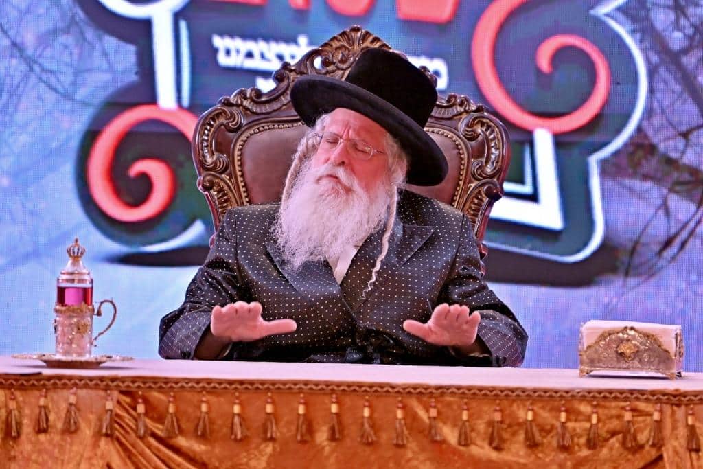 צעד נדיר: האדמו"ר חתך מהקיטל של זקינו - לגארטלעך לתורמים צעד נדיר: האדמו"ר חתך מהקיטל של זקינו - לגארטלעך לתורמים