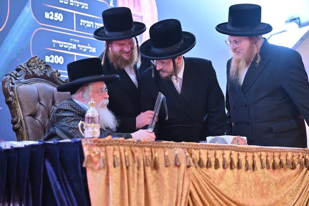 צעד נדיר: האדמו"ר חתך מהקיטל של זקינו - לגארטלעך לתורמים צעד נדיר: האדמו"ר חתך מהקיטל של זקינו - לגארטלעך לתורמים
