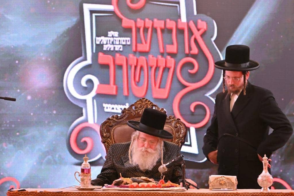צעד נדיר: האדמו"ר חתך מהקיטל של זקינו - לגארטלעך לתורמים צעד נדיר: האדמו"ר חתך מהקיטל של זקינו - לגארטלעך לתורמים