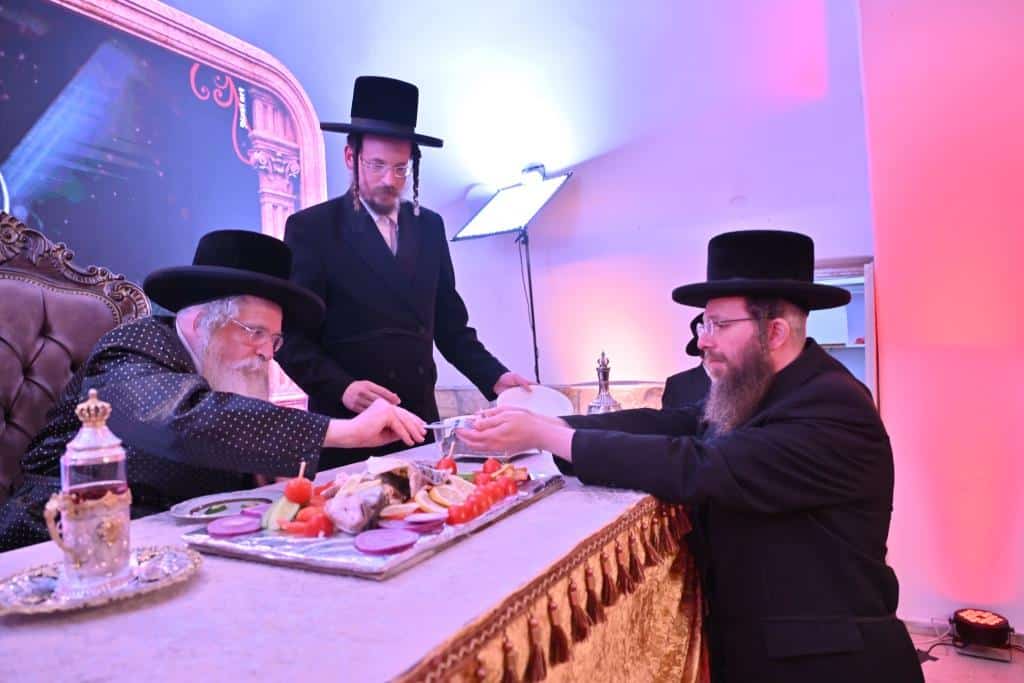צעד נדיר: האדמו"ר חתך מהקיטל של זקינו - לגארטלעך לתורמים צעד נדיר: האדמו"ר חתך מהקיטל של זקינו - לגארטלעך לתורמים