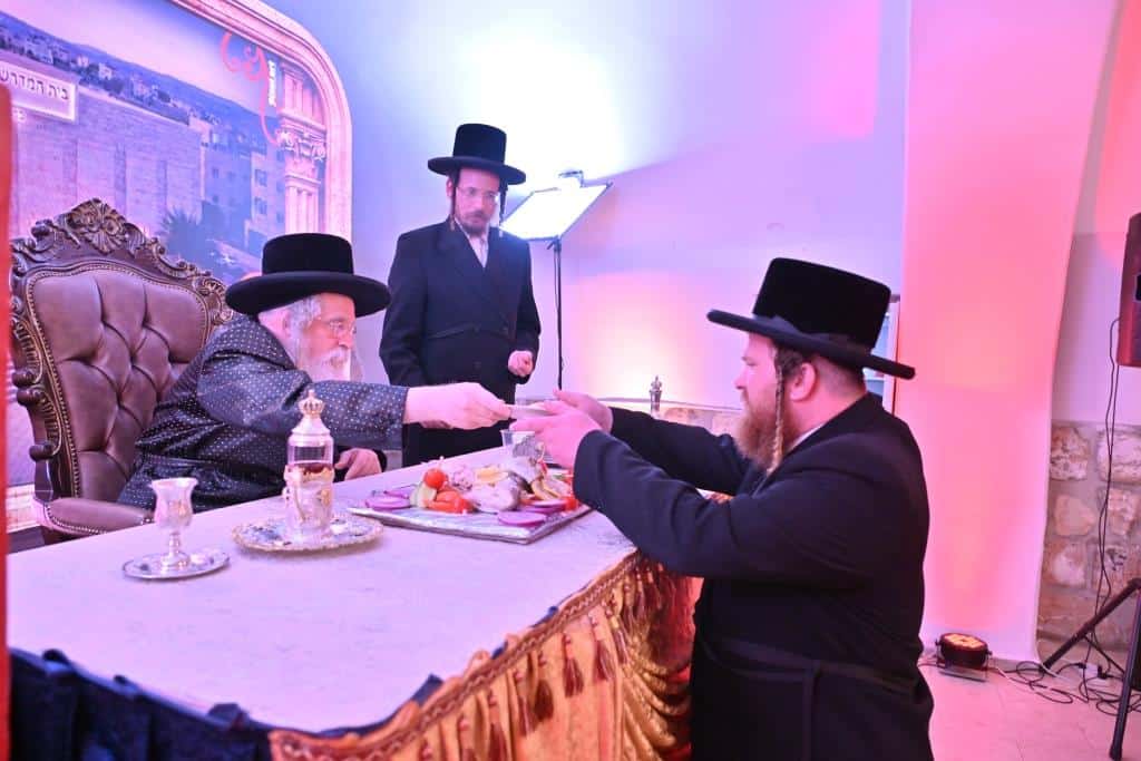 צעד נדיר: האדמו"ר חתך מהקיטל של זקינו - לגארטלעך לתורמים צעד נדיר: האדמו"ר חתך מהקיטל של זקינו - לגארטלעך לתורמים