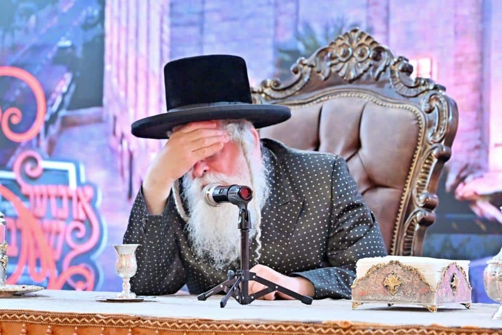 צעד נדיר: האדמו"ר חתך מהקיטל של זקינו - לגארטלעך לתורמים צעד נדיר: האדמו"ר חתך מהקיטל של זקינו - לגארטלעך לתורמים