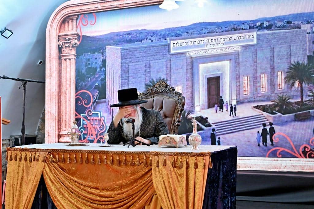 צעד נדיר: האדמו"ר חתך מהקיטל של זקינו - לגארטלעך לתורמים צעד נדיר: האדמו"ר חתך מהקיטל של זקינו - לגארטלעך לתורמים