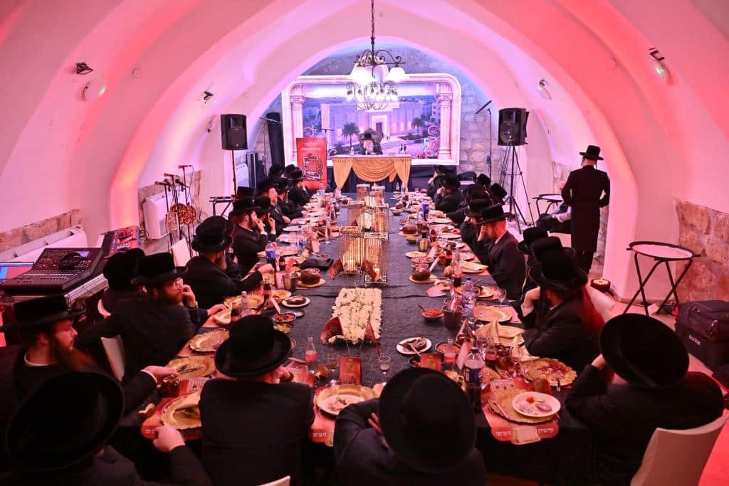 צעד נדיר: האדמו"ר חתך מהקיטל של זקינו - לגארטלעך לתורמים צעד נדיר: האדמו"ר חתך מהקיטל של זקינו - לגארטלעך לתורמים