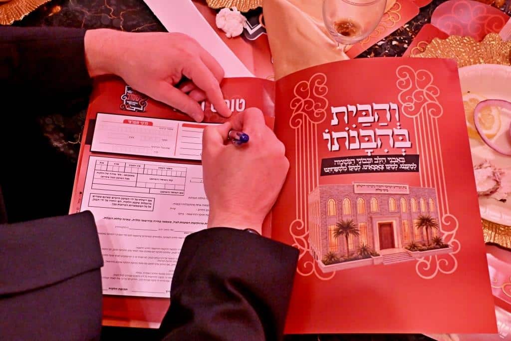 צעד נדיר: האדמו"ר חתך מהקיטל של זקינו - לגארטלעך לתורמים צעד נדיר: האדמו"ר חתך מהקיטל של זקינו - לגארטלעך לתורמים