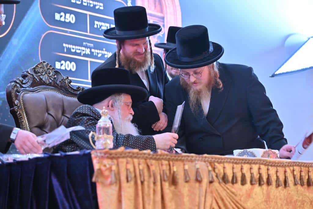 צעד נדיר: האדמו"ר חתך מהקיטל של זקינו - לגארטלעך לתורמים צעד נדיר: האדמו"ר חתך מהקיטל של זקינו - לגארטלעך לתורמים
