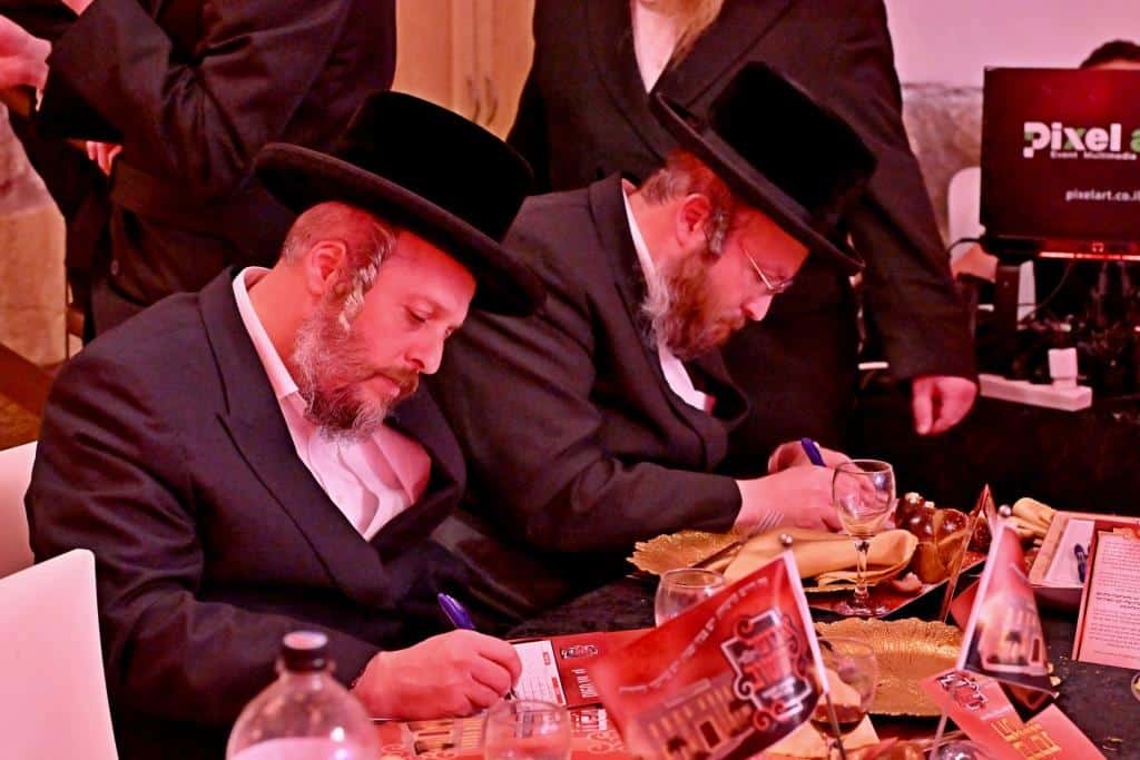 צעד נדיר: האדמו"ר חתך מהקיטל של זקינו - לגארטלעך לתורמים צעד נדיר: האדמו"ר חתך מהקיטל של זקינו - לגארטלעך לתורמים