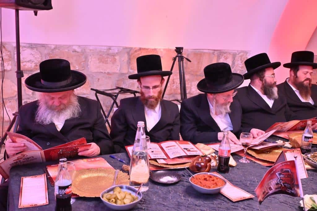 צעד נדיר: האדמו"ר חתך מהקיטל של זקינו - לגארטלעך לתורמים צעד נדיר: האדמו"ר חתך מהקיטל של זקינו - לגארטלעך לתורמים