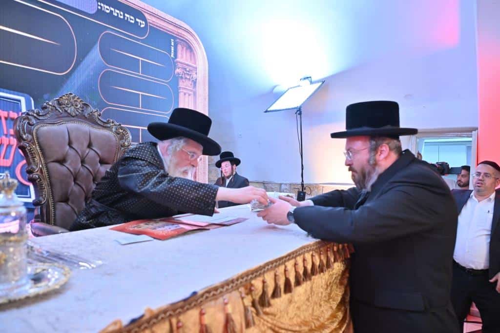 צעד נדיר: האדמו"ר חתך מהקיטל של זקינו - לגארטלעך לתורמים צעד נדיר: האדמו"ר חתך מהקיטל של זקינו - לגארטלעך לתורמים