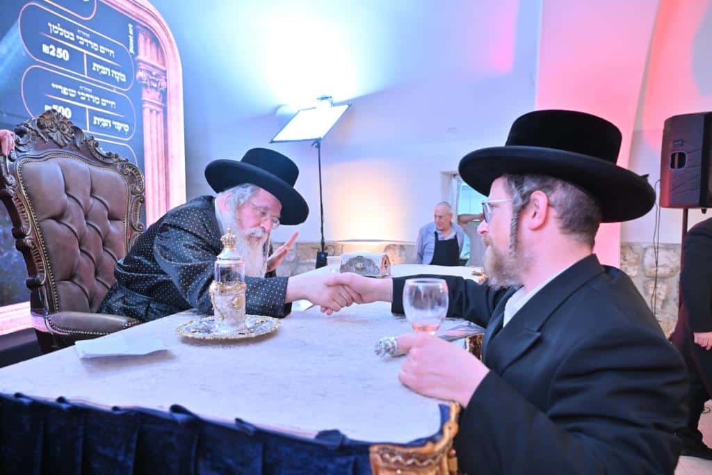 צעד נדיר: האדמו"ר חתך מהקיטל של זקינו - לגארטלעך לתורמים צעד נדיר: האדמו"ר חתך מהקיטל של זקינו - לגארטלעך לתורמים