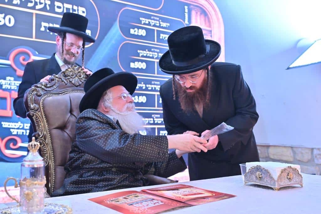 צעד נדיר: האדמו"ר חתך מהקיטל של זקינו - לגארטלעך לתורמים צעד נדיר: האדמו"ר חתך מהקיטל של זקינו - לגארטלעך לתורמים
