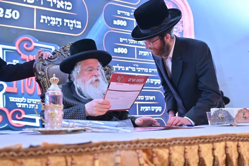 צעד נדיר: האדמו"ר חתך מהקיטל של זקינו - לגארטלעך לתורמים צעד נדיר: האדמו"ר חתך מהקיטל של זקינו - לגארטלעך לתורמים