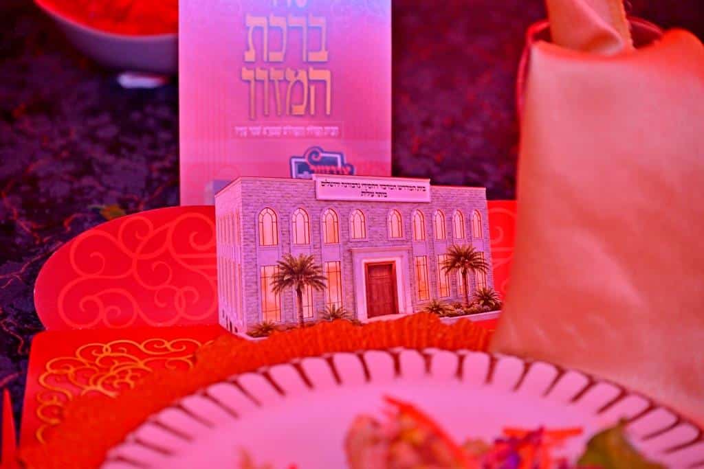צעד נדיר: האדמו"ר חתך מהקיטל של זקינו - לגארטלעך לתורמים צעד נדיר: האדמו"ר חתך מהקיטל של זקינו - לגארטלעך לתורמים