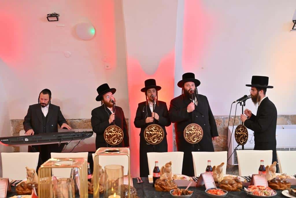 צעד נדיר: האדמו"ר חתך מהקיטל של זקינו - לגארטלעך לתורמים צעד נדיר: האדמו"ר חתך מהקיטל של זקינו - לגארטלעך לתורמים