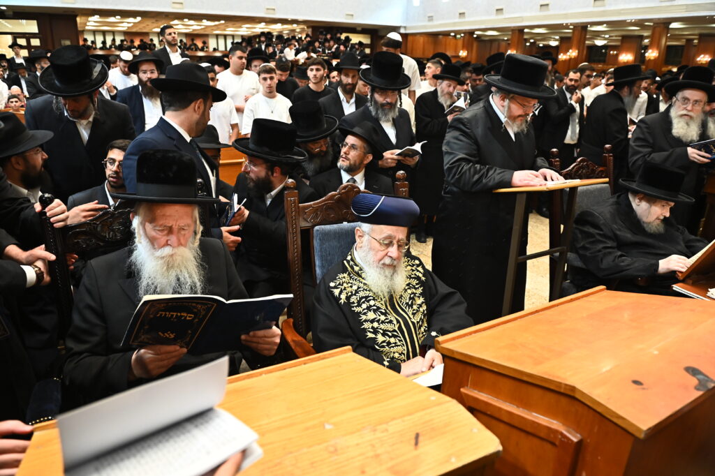 אלפי מתחזקים במעמד סליחות היסטורי בבית המדרש בעלזא בירושלים אלפי מתחזקים במעמד סליחות היסטורי בבית המדרש בעלזא בירושלים