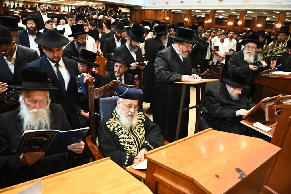 אלפי מתחזקים במעמד סליחות היסטורי בבית המדרש בעלזא בירושלים אלפי מתחזקים במעמד סליחות היסטורי בבית המדרש בעלזא בירושלים