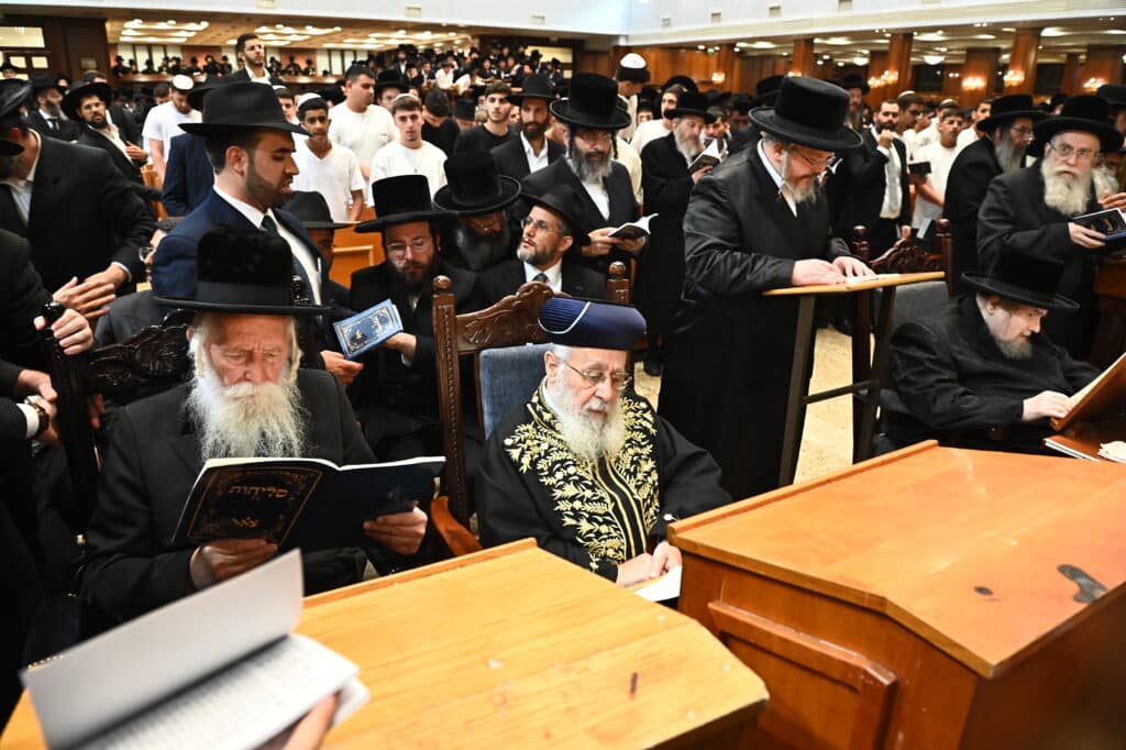 אלפי מתחזקים במעמד סליחות היסטורי בבית המדרש בעלזא בירושלים אלפי מתחזקים במעמד סליחות היסטורי בבית המדרש בעלזא בירושלים