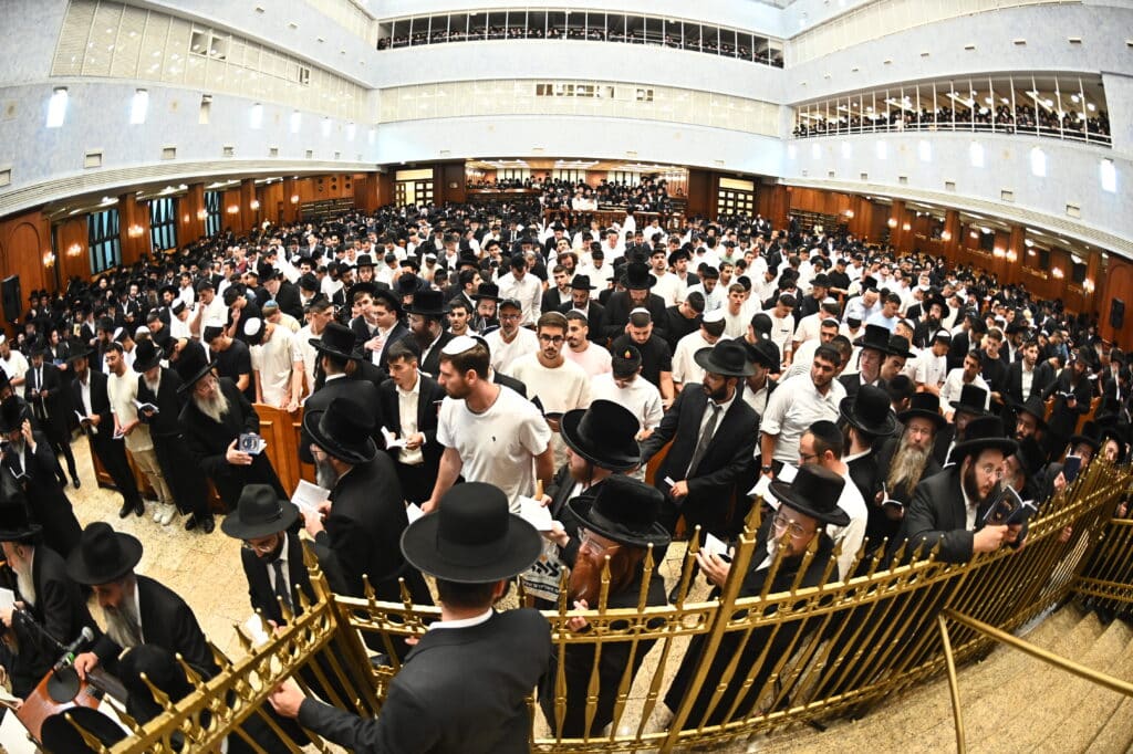 אלפי מתחזקים במעמד סליחות היסטורי בבית המדרש בעלזא בירושלים אלפי מתחזקים במעמד סליחות היסטורי בבית המדרש בעלזא בירושלים