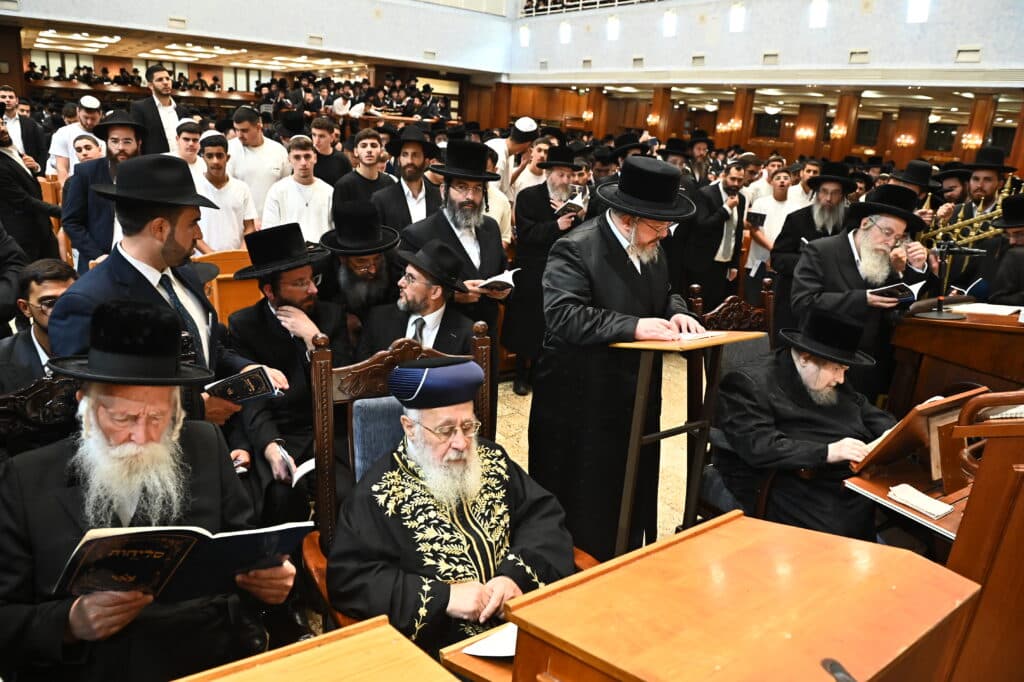 אלפי מתחזקים במעמד סליחות היסטורי בבית המדרש בעלזא בירושלים אלפי מתחזקים במעמד סליחות היסטורי בבית המדרש בעלזא בירושלים