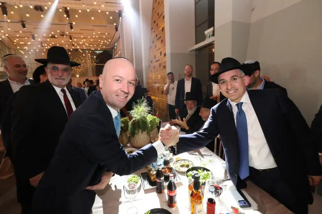 גלריה: מנכ"ל משרד הפנים חגג בר מצווה לבנו - כולם התייצבו גלריה: מנכ"ל משרד הפנים חגג בר מצווה לבנו - כולם התייצבו