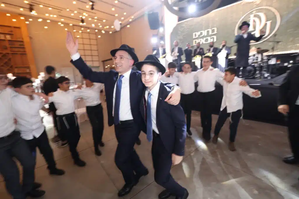 גלריה: מנכ"ל משרד הפנים חגג בר מצווה לבנו - כולם התייצבו גלריה: מנכ"ל משרד הפנים חגג בר מצווה לבנו - כולם התייצבו