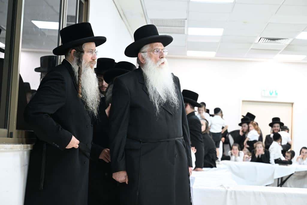 גלריה: קבלת קהל לקראת הימים הנוראים במעונו של האדמו"ר מצאנז גלריה: קבלת קהל לקראת הימים הנוראים במעונו של האדמו"ר מצאנז
