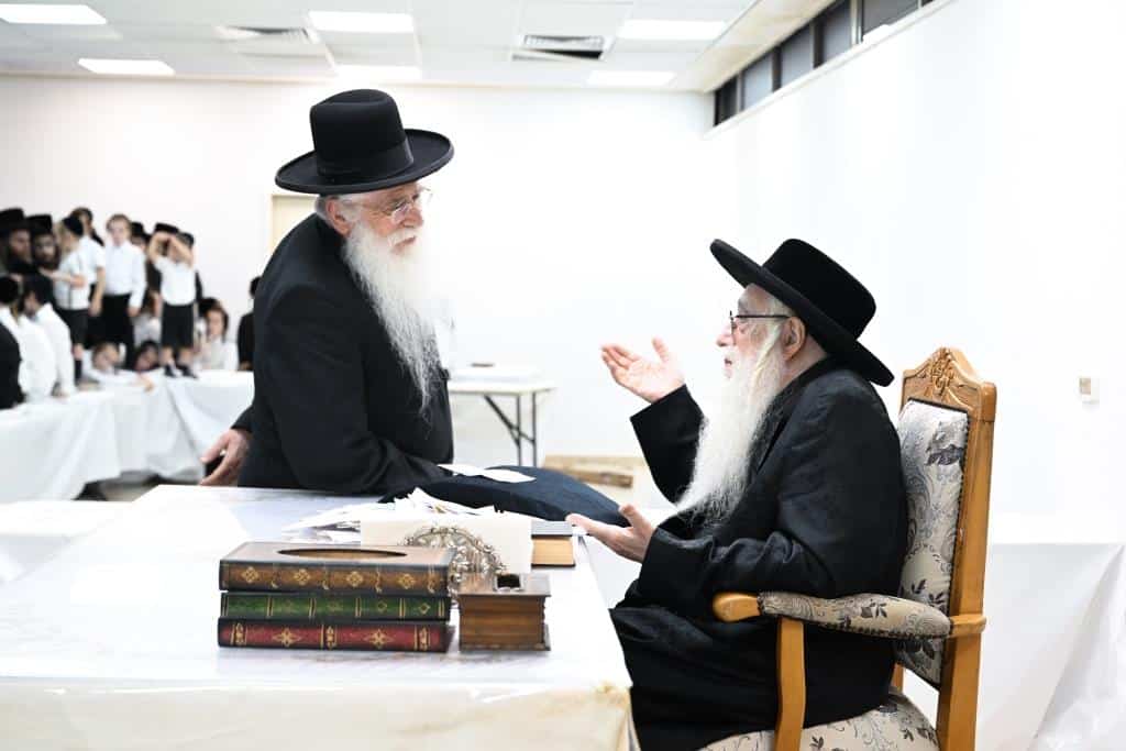 גלריה: קבלת קהל לקראת הימים הנוראים במעונו של האדמו"ר מצאנז גלריה: קבלת קהל לקראת הימים הנוראים במעונו של האדמו"ר מצאנז