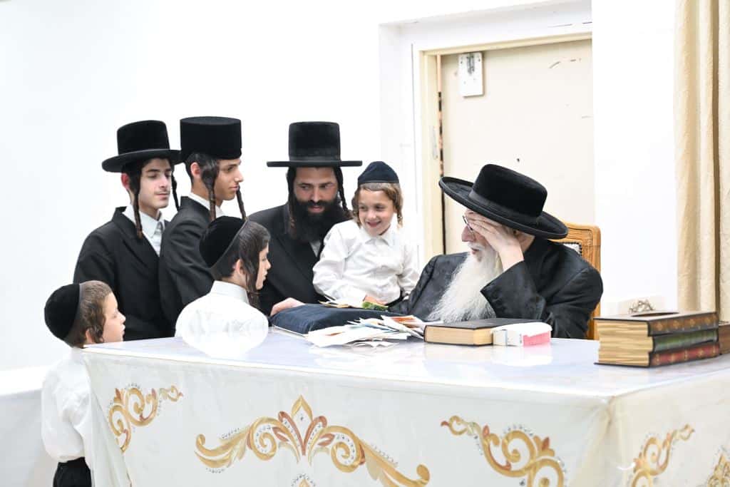 גלריה: קבלת קהל לקראת הימים הנוראים במעונו של האדמו"ר מצאנז גלריה: קבלת קהל לקראת הימים הנוראים במעונו של האדמו"ר מצאנז
