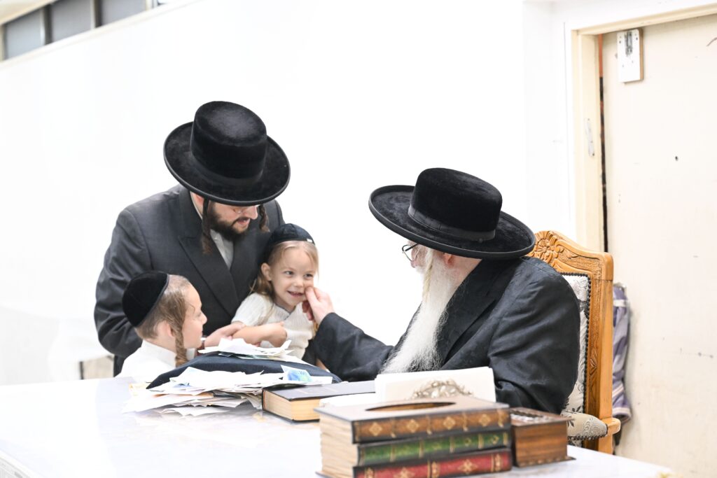 גלריה: קבלת קהל לקראת הימים הנוראים במעונו של האדמו"ר מצאנז גלריה: קבלת קהל לקראת הימים הנוראים במעונו של האדמו"ר מצאנז