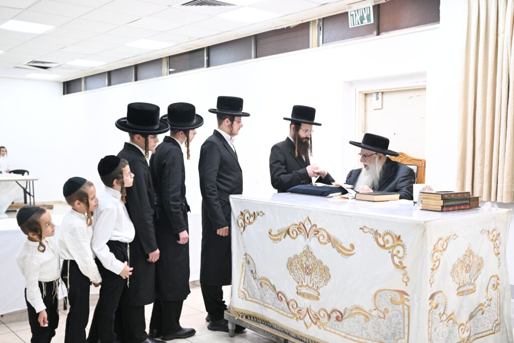 גלריה: קבלת קהל לקראת הימים הנוראים במעונו של האדמו"ר מצאנז גלריה: קבלת קהל לקראת הימים הנוראים במעונו של האדמו"ר מצאנז