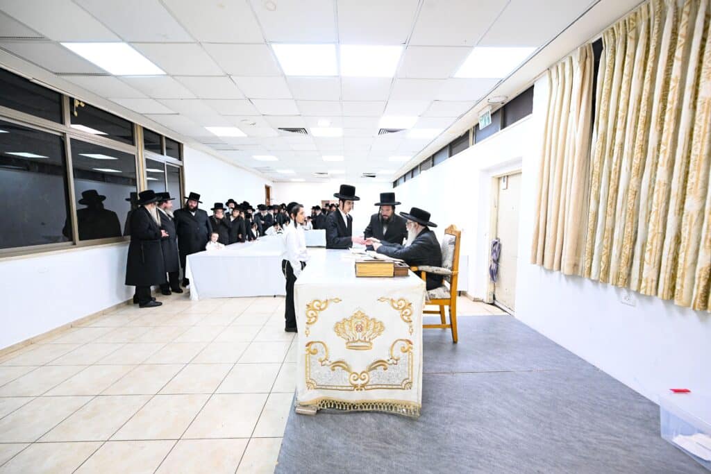 גלריה: קבלת קהל לקראת הימים הנוראים במעונו של האדמו"ר מצאנז גלריה: קבלת קהל לקראת הימים הנוראים במעונו של האדמו"ר מצאנז