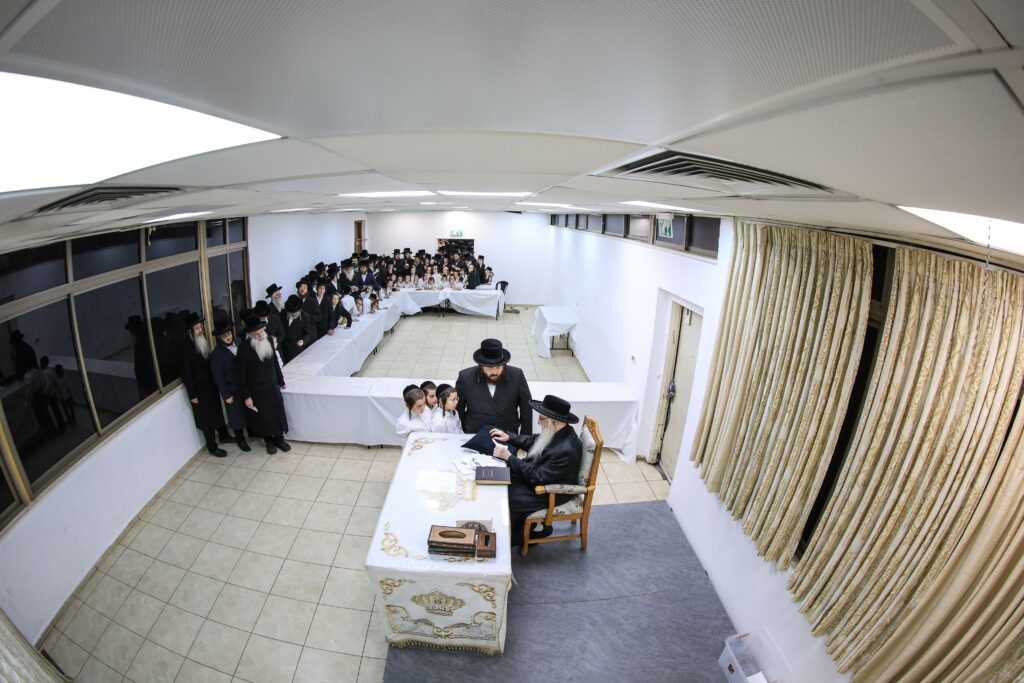 גלריה: קבלת קהל לקראת הימים הנוראים במעונו של האדמו"ר מצאנז גלריה: קבלת קהל לקראת הימים הנוראים במעונו של האדמו"ר מצאנז