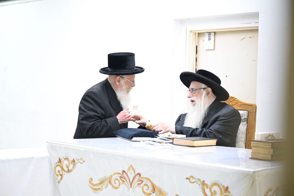 גלריה: קבלת קהל לקראת הימים הנוראים במעונו של האדמו"ר מצאנז גלריה: קבלת קהל לקראת הימים הנוראים במעונו של האדמו"ר מצאנז